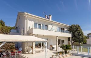 3 Bedroom Beautiful Apartment In Banjol 