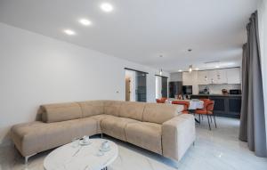 3 Bedroom Beach Front Home In Pucisca