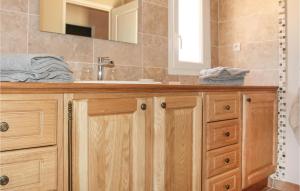 Maisons de vacances Gorgeous Home In Cairanne With Wifi : Maison de Vacances 5 Chambres