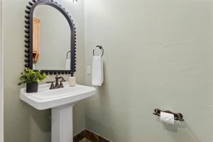 Luxury 4BR Dallas Home with Game Room and Fire Pit