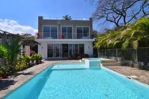 Quinta Mir-A-Lago Rubios, Lago de Coatepeque, El Salvador - La Cruz