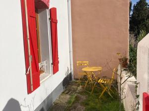 Maisons de vacances Maison renovee avec jardin, proche commerces et plage, Locmaria - FR-1-418-245 : photos des chambres