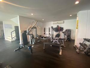 Anah - Brilliant roof! Excelente location, full gym!