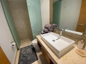 Anah - Brilliant roof! Excelente location, full gym!