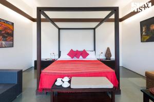 StayVistas Oceanic Retreat - Beach-View Villa with Outdoor Pool, Lawn & Indoor-Outdoor Activities