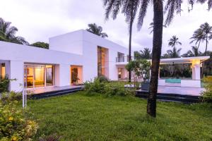 StayVistas Oceanic Retreat - Beach-View Villa with Outdoor Pool, Lawn & Indoor-Outdoor Activities