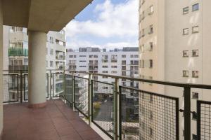 Metro Wilanowska Apartment with SPA by BookingHost