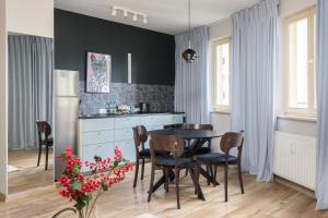 Metro Wilanowska Apartment with SPA by BookingHost