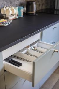 Metro Wilanowska Apartment with SPA by BookingHost