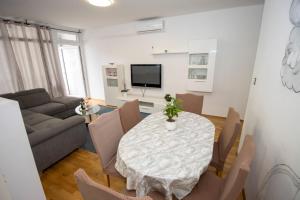 AP OMIS - 2 bedroom, centar