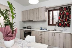 Kalliston City House with a Yard