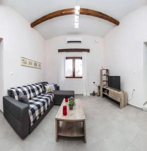 Kalliston City House with a Yard