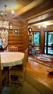 Cottage PolyaNitsa окремий котедж з каміном