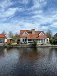 Watervilla de Karekiet by Droomvilla - Langweer