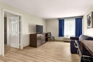 1 King Bed, Deluxe Mobility Accessible Family Suite, Roll-in Shower, Non-Smoking room in La Quinta by Wyndham Brownsville North