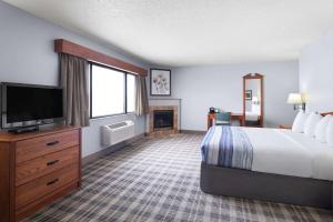 King Suite - Accessible - Non-Smoking room in AmericInn by Wyndham Stuart
