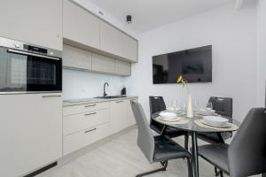 Modern Apartment with Balcony and Parking by Noclegi Renters