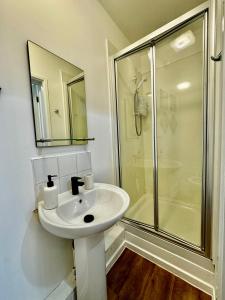 RNM - Business Professional & Top Choice, Private Access & Entire Place, Kitchen & Washroom with amenities, Smart Tv, Easy Access, Fast WiFi, Parking Nearby, Great transport links