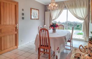 Maisons de vacances Awesome Home In La Fort-fouesnant With Heated Swimming Pool : photos des chambres
