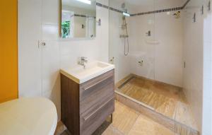 Maisons de vacances Awesome Home In La Fort-fouesnant With Heated Swimming Pool : photos des chambres