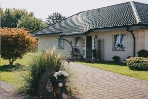 Bungalow mit Basketballplatz