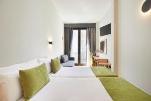 Twin Room with Balcony and City View room in Flor Parks