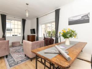Central 2 bedroom flat with parking - Pass the Keys