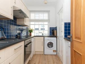 Central 2 bedroom flat with parking - Pass the Keys