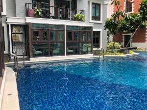 Espana condo by nong tee