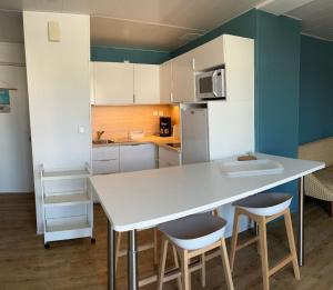 SUPERBE T3 LES PIEDS DANS LEAU, parking, piscine en été