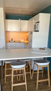 SUPERBE T3 LES PIEDS DANS LEAU, parking, piscine en été