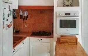 Maisons de vacances Beautiful Home In Argeliers With Wifi : photos des chambres