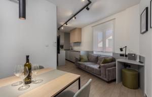 Cozy Apartment In Novi Vinodolski With Kitchen