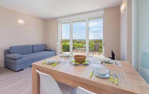 Beautiful Apartment In Povljana With Wifi 