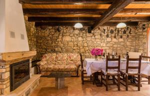 Awesome Home In Kosinozici With Kitchen 