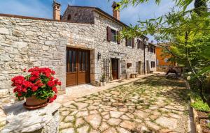 Awesome Home In Kosinozici With Kitchen