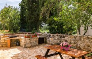 Awesome Home In Kosinozici With Kitchen