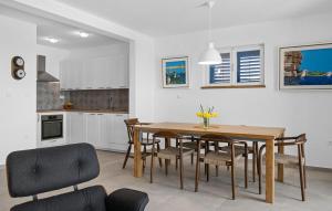 3 Bedroom Lovely Home In Murter