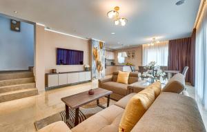 Amazing Home In Trget With Kitchen 