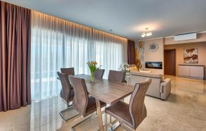Amazing Home In Trget With Kitchen 