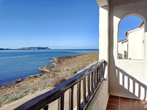 P98 - Bonito apartamento sobre el mar