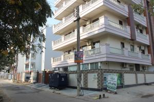 Aura Luxury Studio I Couple Friendly I Near Golf Course Road, Sector 57, Gurgaon