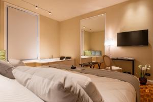 Habitación con cama extragrande y bañera de hidromasaje