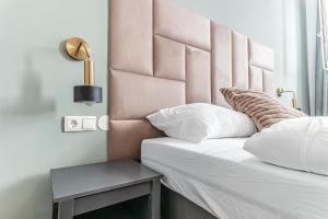 Kingbed 1BR Central Apt with ensuite washer & Smart TV
