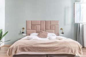 Kingbed 1BR Central Apt with ensuite washer & Smart TV