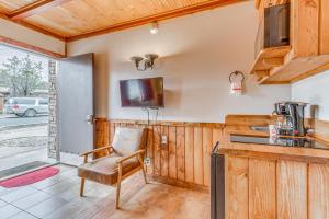 5 Mi to Alto Lake! Pet-Friendly Ruidoso Studio