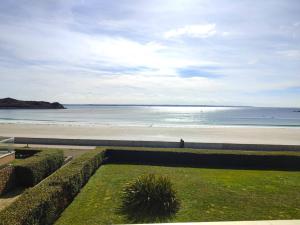 Appartements Appartement SUPERBE VUE MER, face a la plage de Tresmeur a TREBEURDEN - Ref 660 : photos des chambres