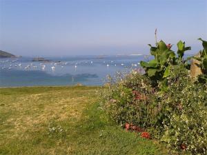 Appartements Appartement SUPERBE VUE MER, face a la plage de Tresmeur a TREBEURDEN - Ref 660 : photos des chambres