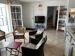 Marina 4 adultes 4 enfants piscine commune