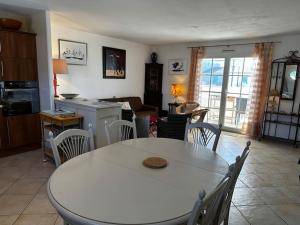 Marina 4 adultes 4 enfants piscine commune